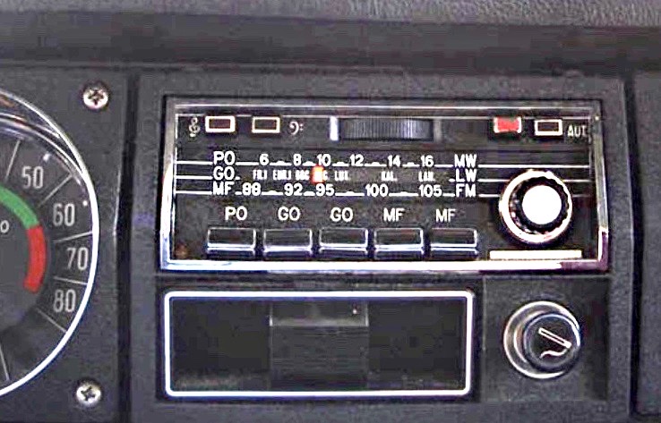 Continental Edison R43 classic car radio fitted in the Citroen DS dash